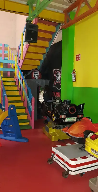 Tobogán y escaleras